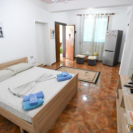 Guest House Flowers Μπεράτ Εξωτερικό φωτογραφία