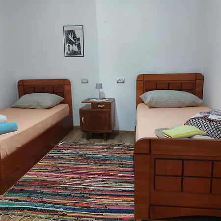 Guest House Flowers Μπεράτ Εξωτερικό φωτογραφία