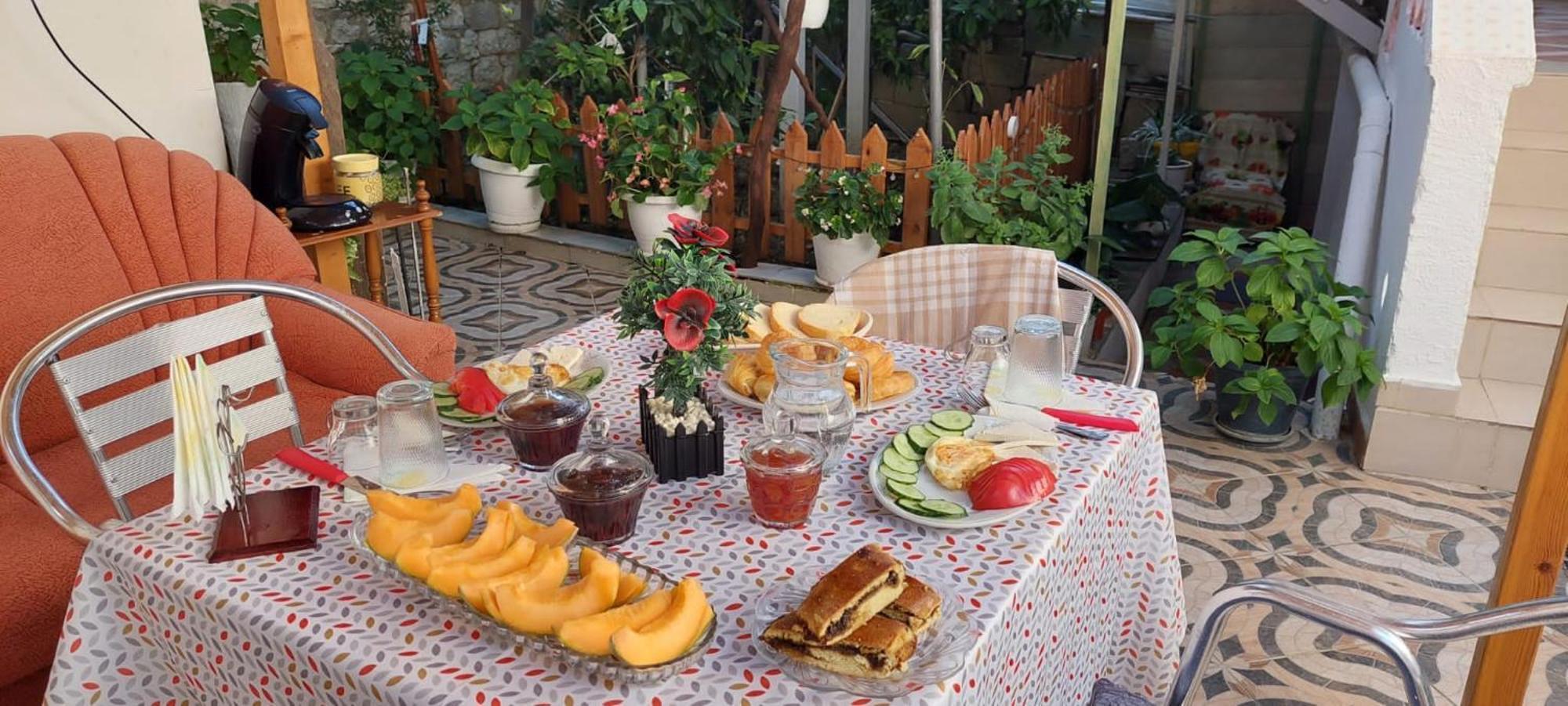 Guest House Flowers Μπεράτ Εξωτερικό φωτογραφία