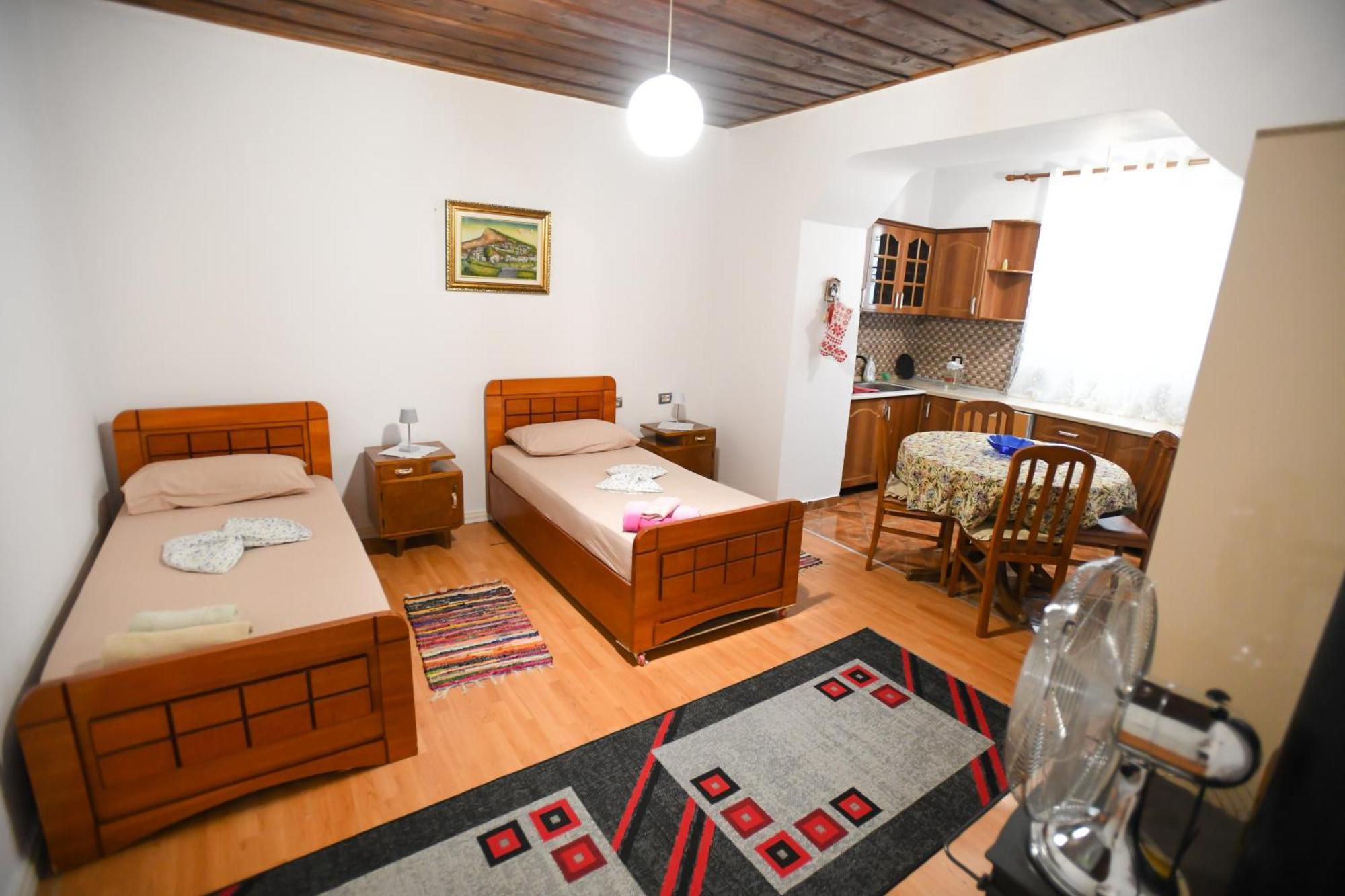 Guest House Flowers Μπεράτ Εξωτερικό φωτογραφία