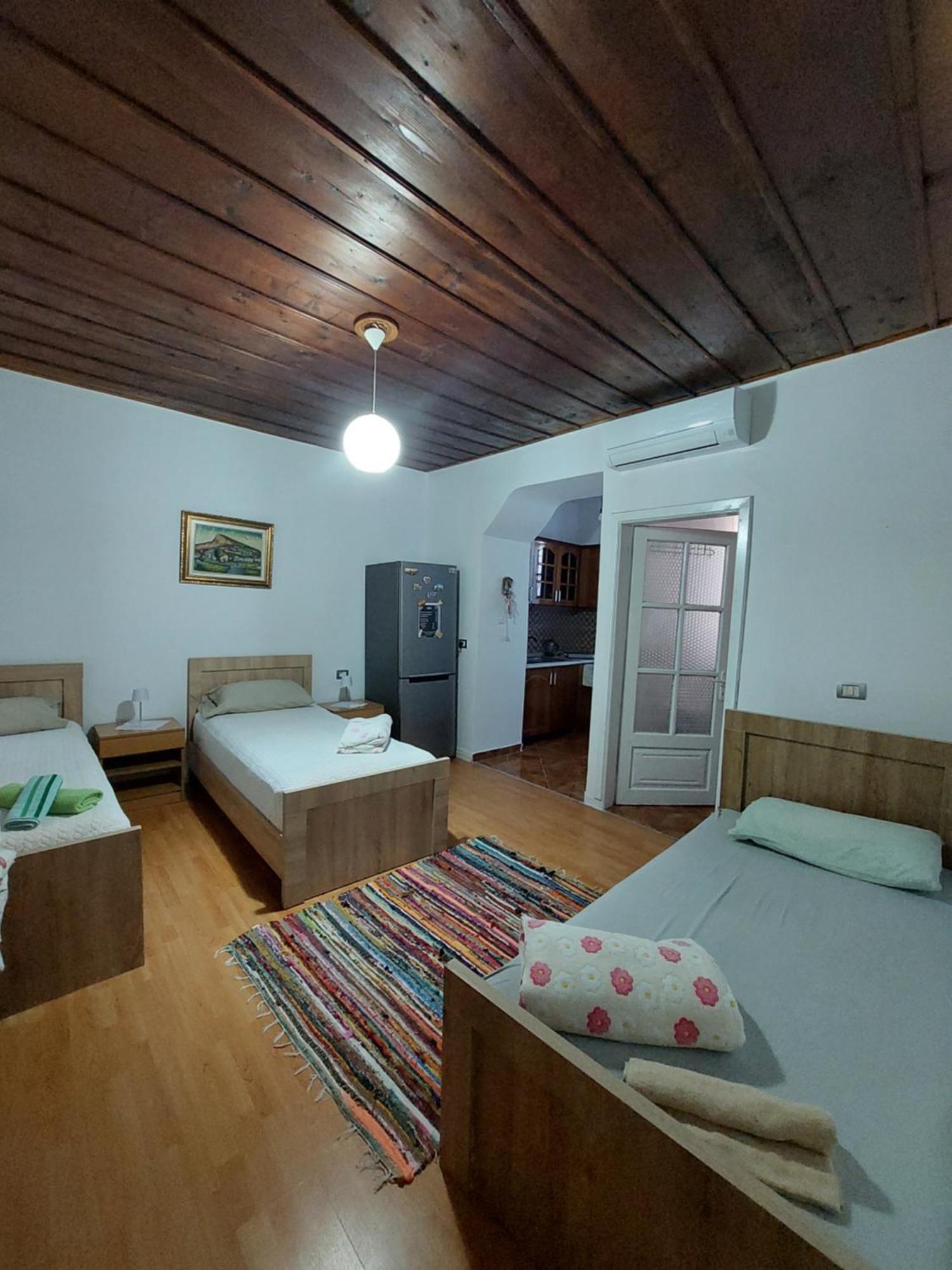 Guest House Flowers Μπεράτ Εξωτερικό φωτογραφία
