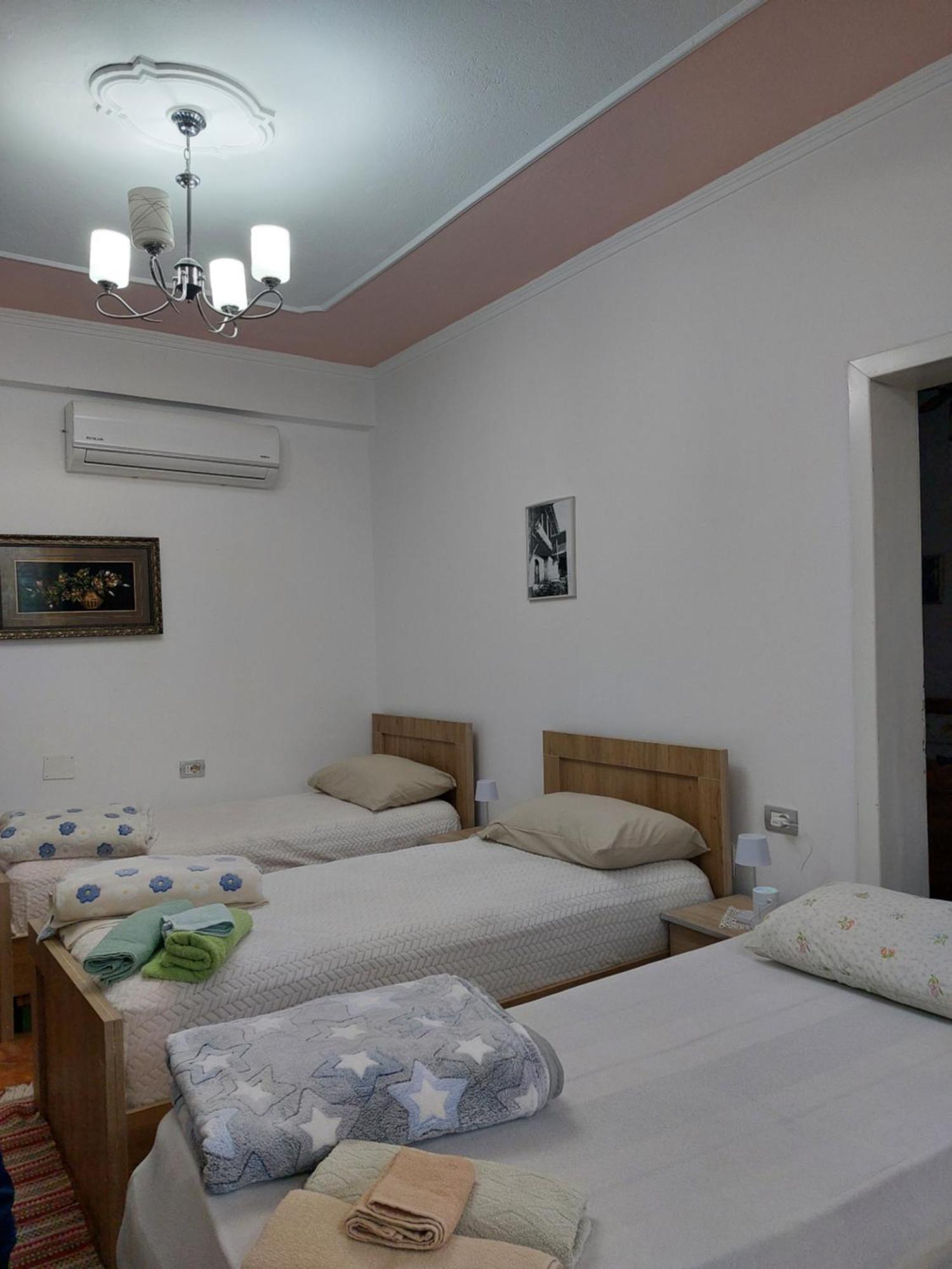 Guest House Flowers Μπεράτ Εξωτερικό φωτογραφία