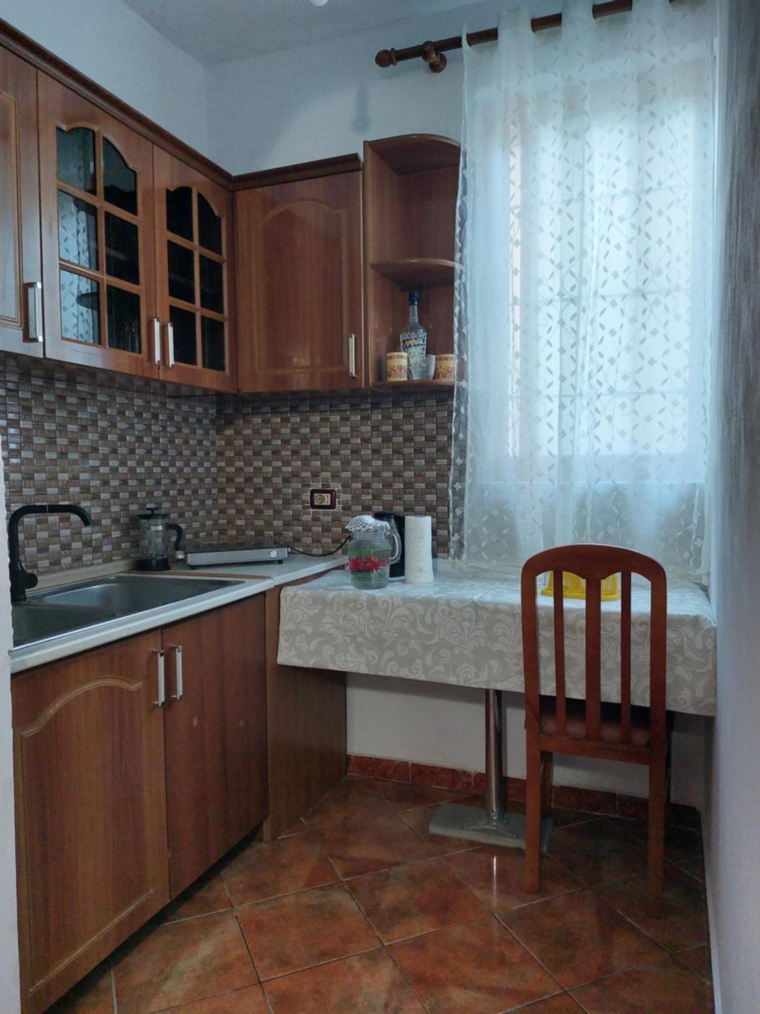 Guest House Flowers Μπεράτ Εξωτερικό φωτογραφία