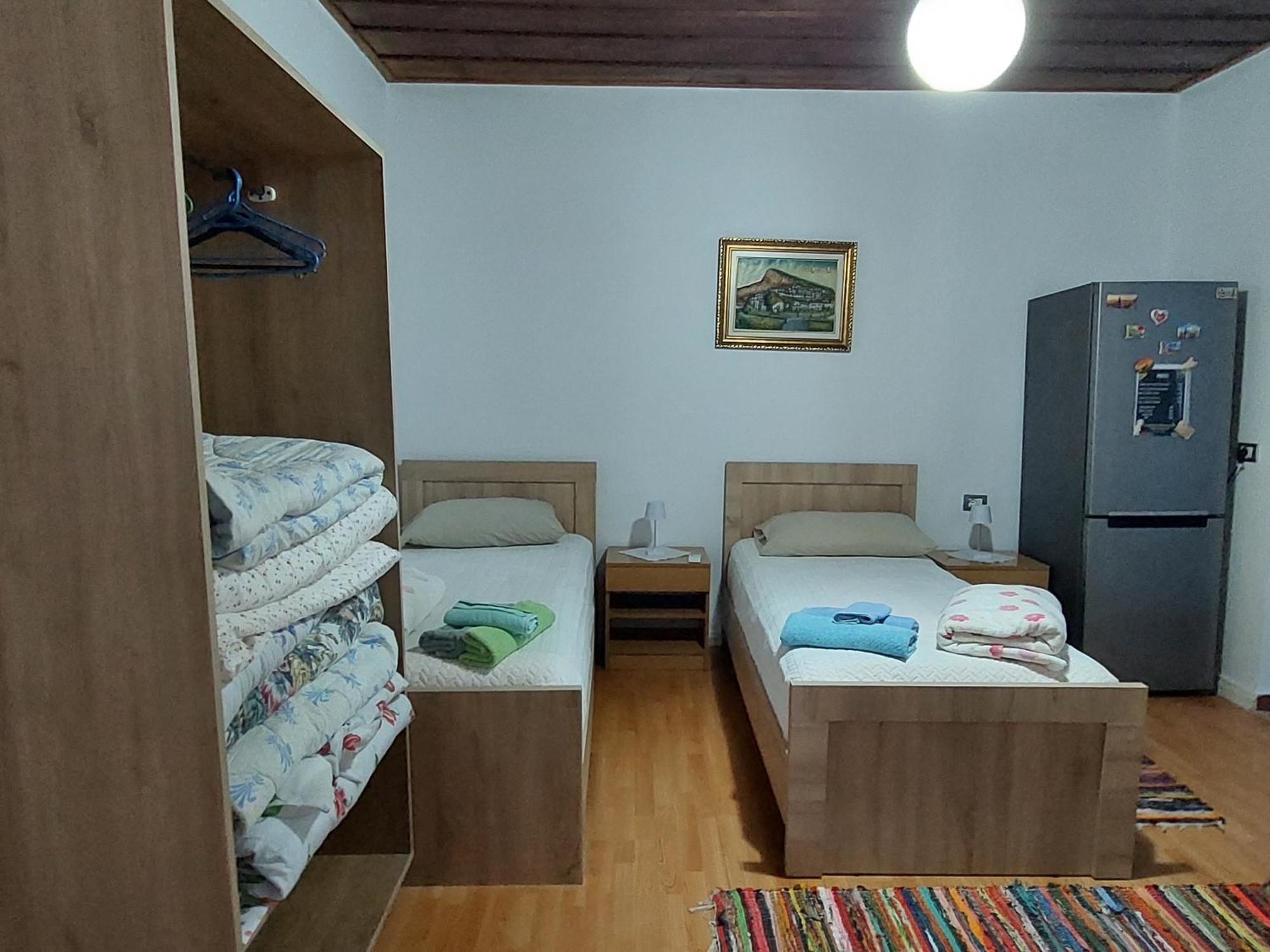 Guest House Flowers Μπεράτ Εξωτερικό φωτογραφία